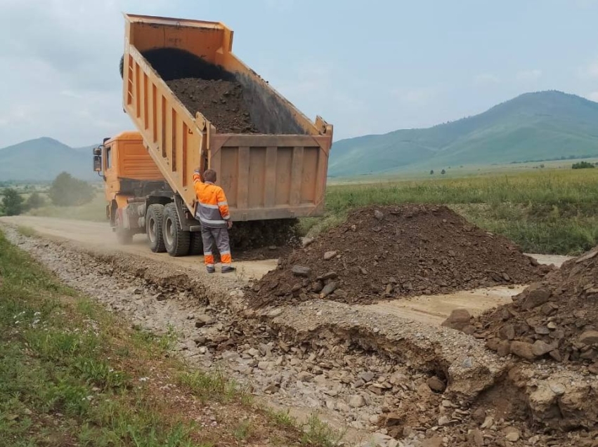 Глава Забайкалья Александр Осипов поручил дорожным службам ускорить ликвидацию последствий паводка 
